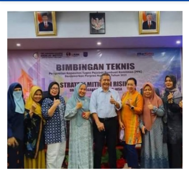 BIMBINGAN TEKNIS— Sekda Sawahlunto Ambun Kadri foto bersama usai membuka kegiatan bimtek.