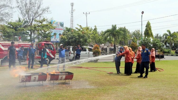 PELATIHAN— Ibu DWP ikuti pelatihan cegah musiabah kebakaran