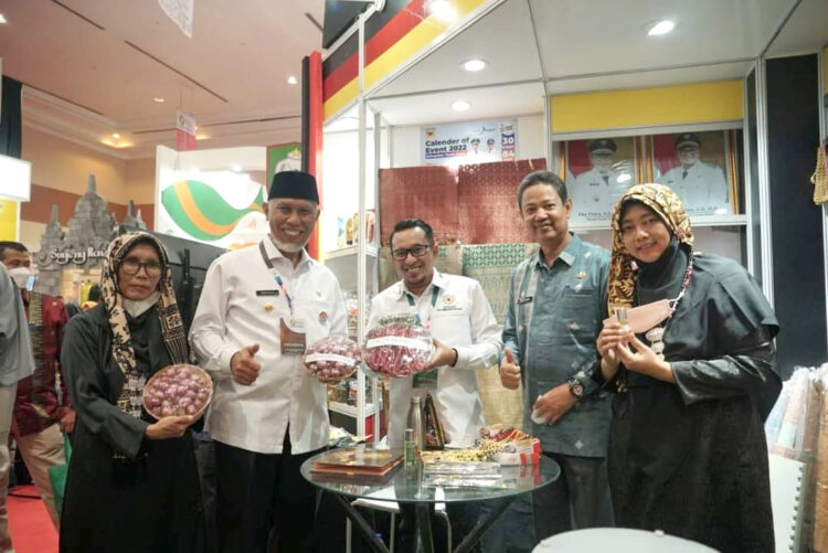 Apkasi Otonomi Expo (AOE) 2022 sebagai sarana pemerintah daerah Kabupaten Tanah Datar untuk mempromosikan produk-produk Usaha Mikro Kecil dan Menengah (UMKM ) yang merupakan pilar kemandirian ekonomi.