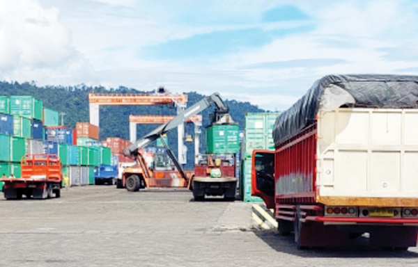 Alat Bongkar Muat Kapal di Teluk Bayur Rusak, Protes PT Pelindo, ALFI Sumbar Ancam Mogok 1 ALAT RUSAK— IInilah satu-satunya peralatan RTG crane milik PT Pelindo Group Teluk Bayur yang masih beroperasional, dua unit diantaranya rusak.