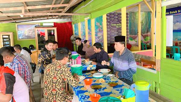 MAKAN BERSAMA— Irfendi Arbi makan bersama dengan wartawan di RM Karabu Baluik Siit, Padang Tinggi.