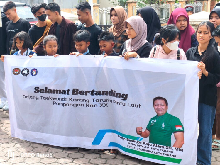 ATLET TAEKWONDO— Sejumlah atlet taekwondo binaan KTPLP akan berlaga di Painan, Kabupaten Pesisir Selatan. Sebelum berangkat, para atlet dilepas langsung oleh Ketua DPD LPM Padang Irwan Basir, Kamis (28/7).