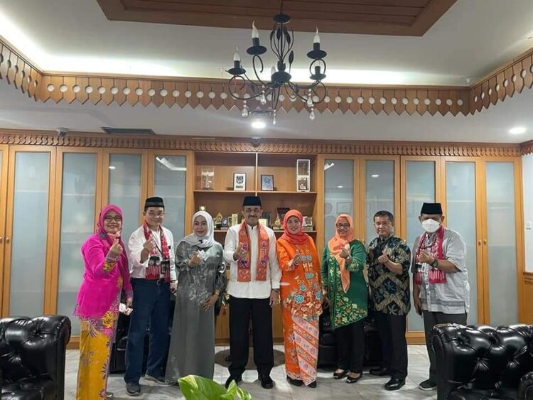 DUKUNGAN— Ketua Tim Penggerak PKK Kota Jakarta Timur, Diah Anwar, dan Kepala Suku Dinas Perindustrian Perdagangan Usaha Kecil Menengah (PPKUKM) Kota Administrasi Jakarta Timur, Parulian Tampubolon, foto bersama.