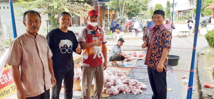 Jamaah Masjid Attaubah Berbagi di Hari Kurban, 500 Lembar Kupon Disebar ke Warga