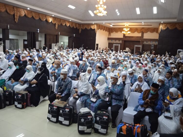 TIBA--389 orang Jamaah Haji Kloter PDG 01 beserta 4 orang petugas kloter tiba di Kota Padang setelah selesai melaksanakan rangkaian ibadah haji di tanah suc Makkah.