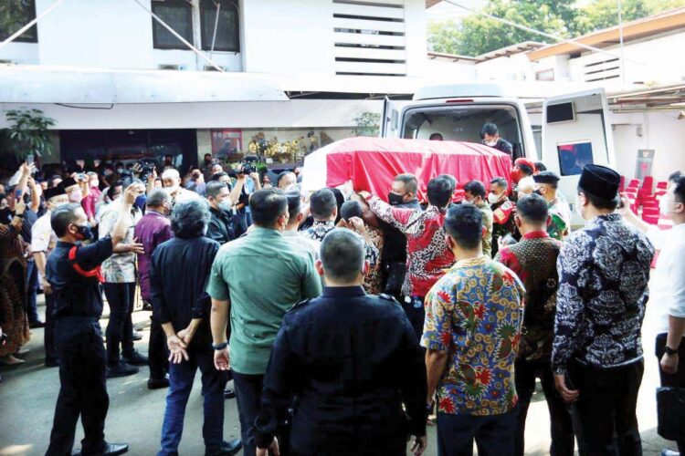 Tjahjo Kumolo Meninggal Dunia, Jansen: Beliau Layak Kita Contoh 1 TIBA—Jenazah MenPAN-RB Tjahjo Kumolo saat tiba di rumah dinas Widya Chandra IV, Jakarta, Jumat (1/7). Tjahjo mengalami infeksi yang menyebar
hingga paru-paru dan meninggal pukul 11.10 WIB