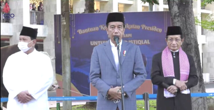 KONFERENSI PERS— Presiden Jokowi melakukan konferensi pers usai melaksanakan salat Idul Adha di Masjid Isitqlal.