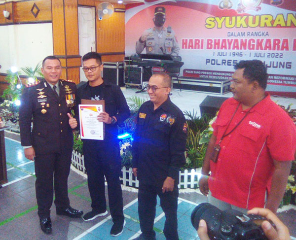 PENGHARGAAN—Jurnalis Koran Harian Posmetro Padang Wilayah Sijunjung, Eky Prima Endo mendapat penghargaan dari Kapolres Sijunjung AKBP Muhammad Ikhwan Lazuardi, SIK. SH. MH.