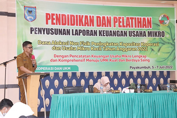 PELATIHAN— Kadis Koperasi dan UMKM Dahler saat membuka kegiatan pelatihan.