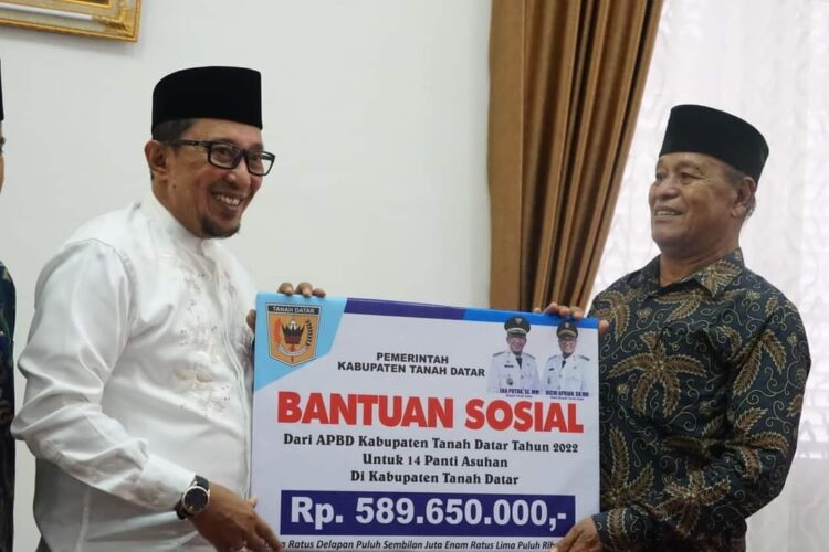 SERAHKAN—Bupati tanhdatar  Eka Putra serahkan bantuan sosial ratusan juta rupiah.