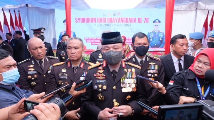 HUT Bhayangkara ke-76, Kapolda: Kegiatan Positif sebagai Manifestasi Bakti Polri untuk Masyarakat 1 WAWANCARA—Kapolda Sumbar Irjen Pol Teddy Minahasa P, SH. S.Ik. MHsaat diwawancarai wartawan di Istano Pagaruyung.