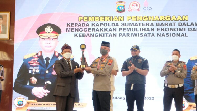 Sukses Gerakan Pemulihan Ekonomi dan Bangkitkan Pariwisata, Kapolda Sumbar Terima 6 Penghargaan 1 TERIMA PENGHARGAAN-Kapolda Sumbar saat menerima penghargaan dari Lembaga Prestasi Indonesia Dunia (LEPRID).