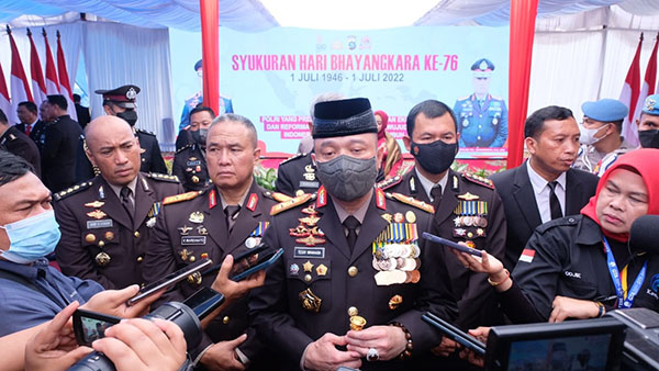 HUT BHAYANGKARA— Kapolda Sumbar Irjen Pol Teddy Minahasa Putra usai memimpin upacara HUT Bhayangkara ke-76 di Istano Basa Pagaruyung.