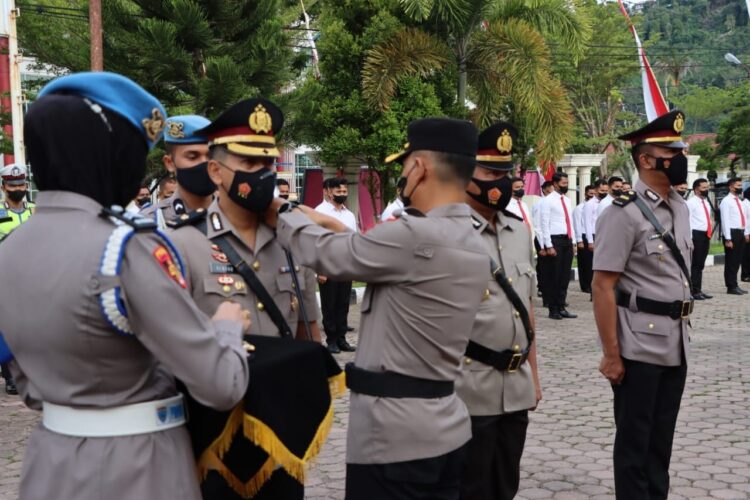 Kapolres Pimpin Sertijab Wakapolres dan Kapolsek BAB Tapan 1 TANDA JABATAN— Kapolres Pesisir Selatan AKBP Sri Wibowo, pasangkan tanda jabatan baru.