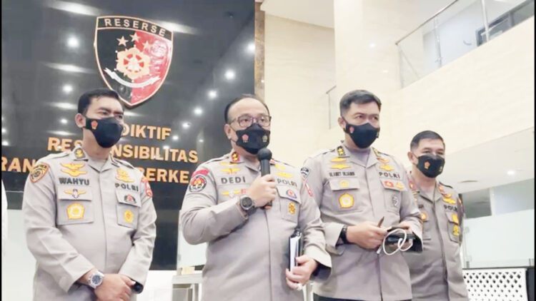 DINONAKTIFKAN— Kadiv Humas Mabes Polri Irjen Dedi Prasetyo memberikan keterangan pers terkait dinonaktifkannya Karo Paminal dan kapolres Jaksel.