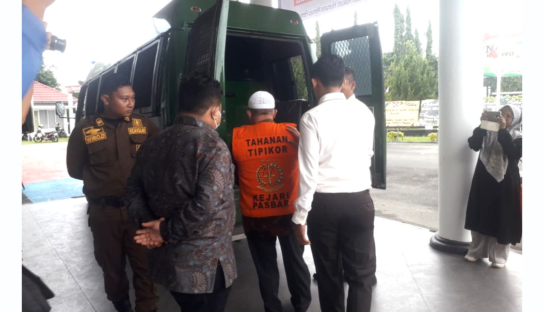 Kejaksaan tahan 2 org pelqku korupsi RUSD Pasbar