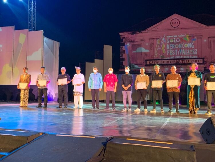 SUKSES—Grup musik keroncong asal Sawahlunto saat menerima piagam karena sukses sebagai salah satu penampil pada Ajang Solo Keroncong Festival 2022.