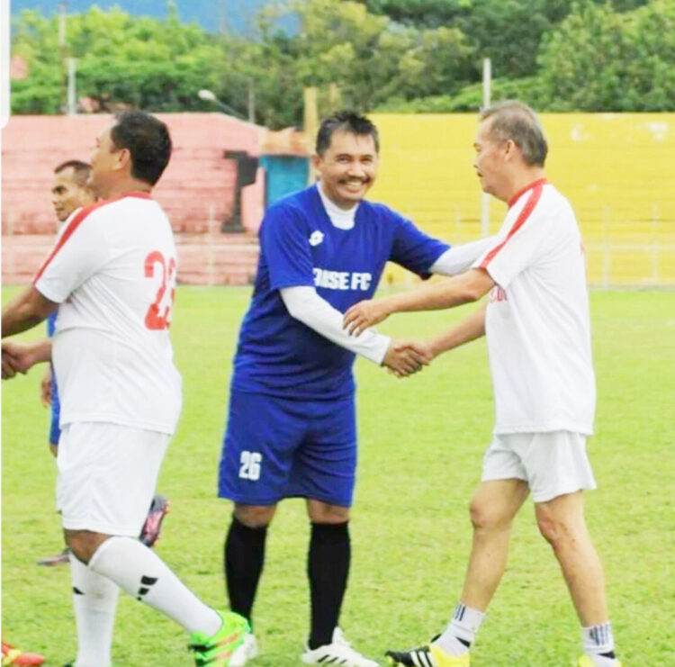 BERMAIN BOLA--Ketua Askot PSSI Padang Mastilizal Aye saat bermain bola di GOR H Agus Salim.