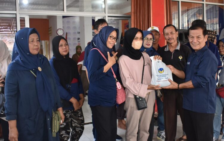 DPD Partai Nasdem Kota Padang, Enam Sapi dan Tiga Kambing Disembelih 1 SERAHKAN—Ketua DPD Partai Nasdem Kota Padang Osman Ayub menyerahkan daging kurban kepada salah satu kader Partai Nasdem.