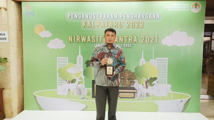 TERIMA ANUGERAH — Ketua DPRD Hamdi Agus terima anugerah dari Pemerintah Pusat.