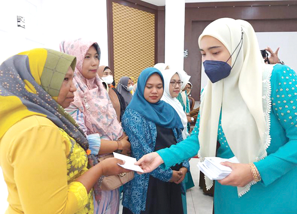 Kerja Sama dengan Baznas, TP PKK Bukittinggi Bantu Warga Terlilit Utang Rentenir 1 BAGIKAN BANTUAN— Ketua TP PKK Bukittinggi Fiona Erman Safar saat membagikan bantuan kepada masyarakat yang terlilit utang.