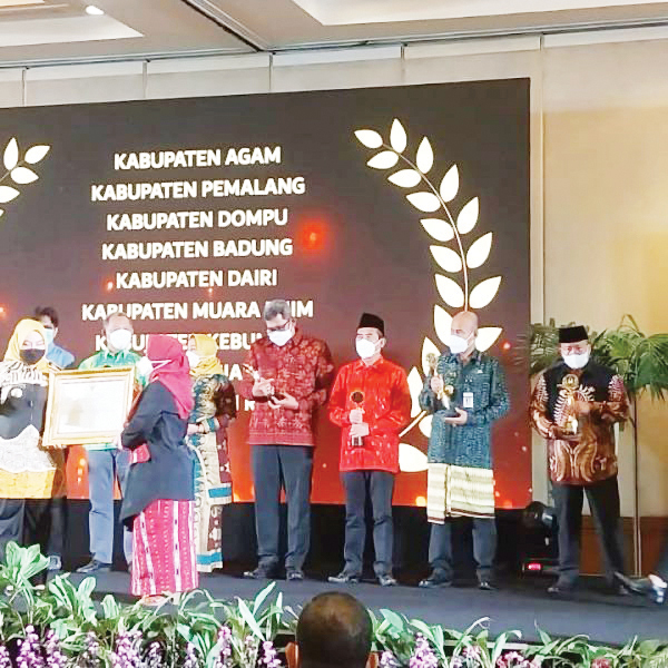 Komitmen terhadap Perlindungan Anak, Agam Terbaik I Nasional Anugerah KPAI 2022 1 TERIMA PENGHARGAAN— Bupati Agam Andri Warman beserta sejumlah Bupati lainnya menerima penghargaan dari KPAI atas komitmen terhadap perlindungan anak.