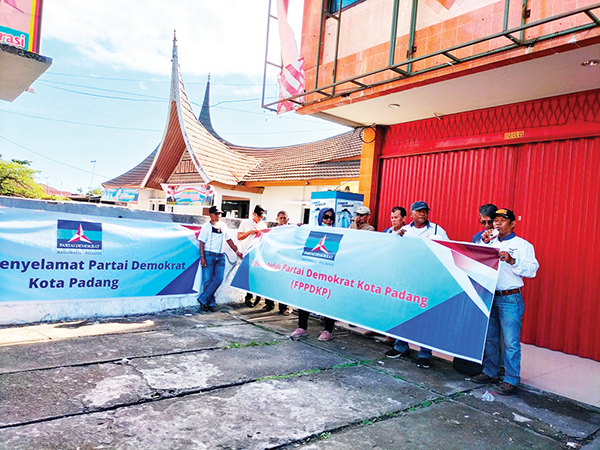 DATANGI KANTOR DPD— Belasan kader Partai Demokrat Padang menggelar orasi di depan kantor DPD Demokrat Sumbar, Jumat (15/7). Mereka mempertanyakan rencana Muscab yang akan digelar besok, Minggu (17/7).