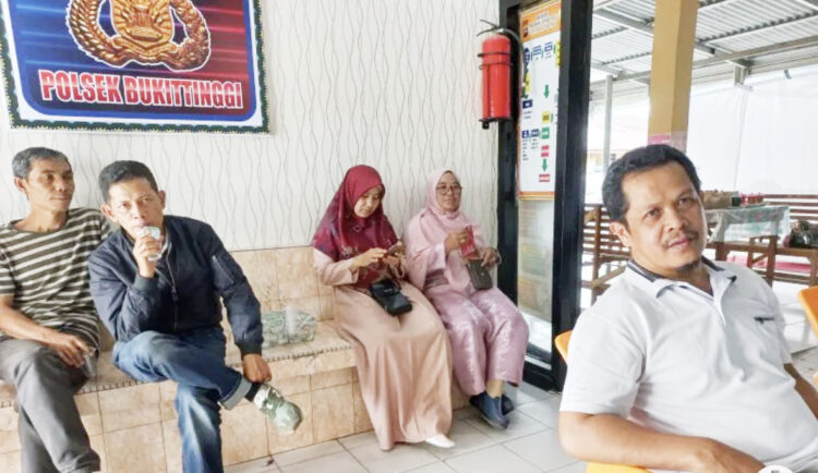 Korban Penipuan Hewan Kurban di Bukittinggi Bertambah, Alumi SMA 3 dan RS Bunda ikut jadi Korban 1 MELAPOR— Alumni SMA 3 Bukittinggi yang juga menjadi korban penipuan hewan kurban melapor ke Polsek Bukittinggi.