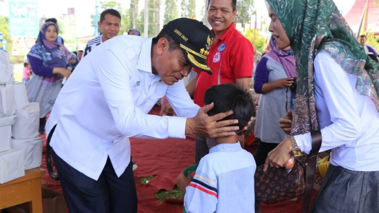 DIALOG— Wali Kota Pariaman Genius Umar berdialog dengan seorang bocah lelaki untuk belajar lebih giat lagi.