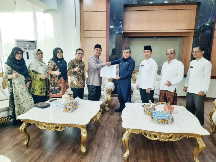 PENYEHAN SK— Penyerahan SK pemenang lomba Kelurahan berprestasi tingkat Provinsi Sumbar oleh Kepala Dinas PMD Sumbar kepada Wali Kota Bukittinggi yang diwakili Sekda, didampingi Kabag Pemerintahan dan Kabag Tapem Setdako dan Lurah Kubu Gulai Bancah, di Balaikota Bukittinggi, Jumat (15/7)