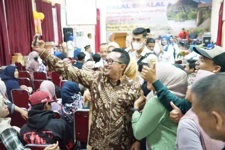 BERSWA FOTO— Bupati Tanahdatar Eka Putra berswafoto dengan masyarakat perantauan.