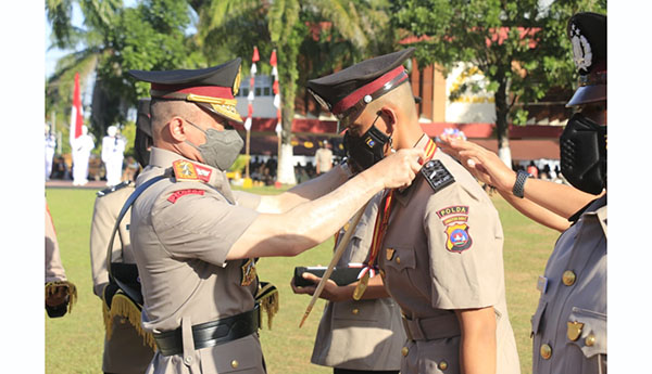 PASANG PANGKAT— Kapolda Sumbar Irjen Pol Teddy Minahasa memasangkan pangkat kepada perwakilan Bintara Polri yang dilantik.