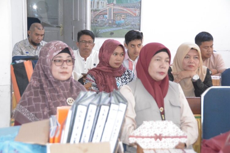 PENILAIAN— Tim saat menilai Lima Kelurahan  Lomba Lembaga Pemberdayaan Masyarakat (LPM) Berprestasi Tingkat Kota Padang Panjang Tahun 2022 di Aula Dinas Sosial, Pengendalian Penduduk, Keluarga Berencana, Pemberdayaan Perempuan dan Perlindungan Anak (DSPPKBPPPA), Jumat (1/7).
