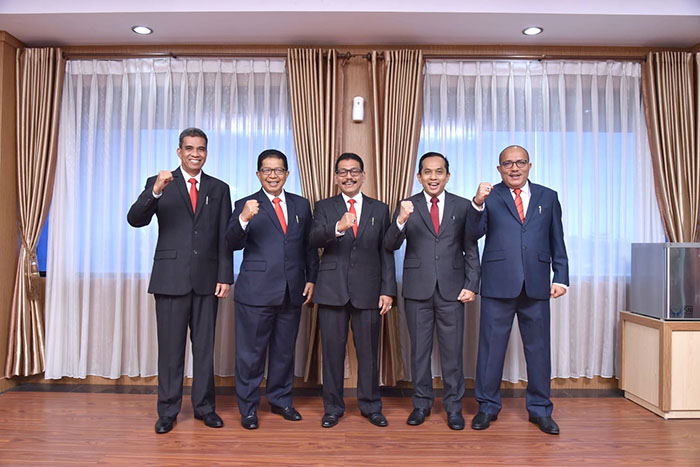 Sebelum Naiknya Suku Bunga Acuan Perbankan, Dirut: Realisasikan, Perbaharui/Pindahkan Pinjaman ke Bank Nagari 1 DIREKSI BN— Inilah para direksi Bank Nagari, (ki-ka), Direktur Operasional Syafrizal,
Direktur Kepatuhan Restu Wirawan, Dirut Muhamad Irsyad, Direktur Kredit dan
Syariah Gusti Candra dan Direktur Keuangan Sania Putra.