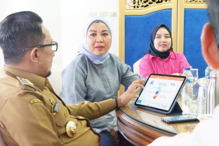 TERIMA—Bupati Eka Putra menerima penjelasan dati tim kementrian.