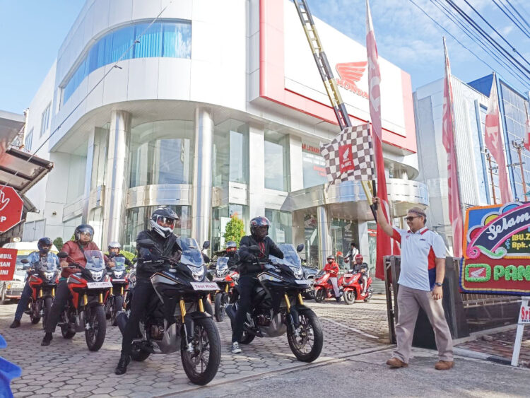 LEPAS PESERTA— Doni Hendra selaku Unit Sales & Distribution Manager PT.HPM saat melepas peserta kegiatan CB150X Jajak Religi Minang di kantor HPM Jalan Pemuda, Kota Padang