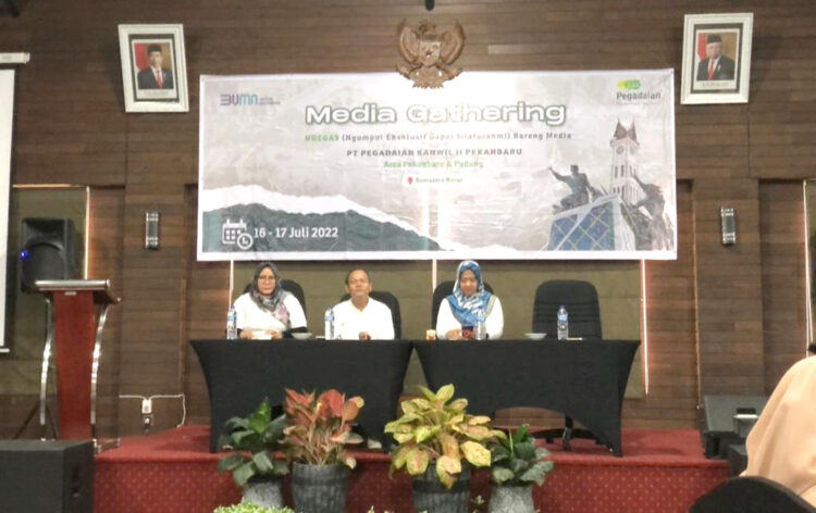 Kanwil II Pekanbaru Gelar Media Gathering di Padang, Lebih Perkenalkan Pegadaian pada Masyarakat 1 SAMBUTAN— Deputi Bidang Operasional Pegadaian Kanwil Pekanbaru, Tita Agustini, Kadep Produk Gadai Area Padang Andra Junaidi dan Kabag Humas Kanwil II Pekanbaru Muthia Dharma pada kegiatan media gathering di Kota Padang yang diikuti media dari dua wilayah, Pekanbaru-Padang.