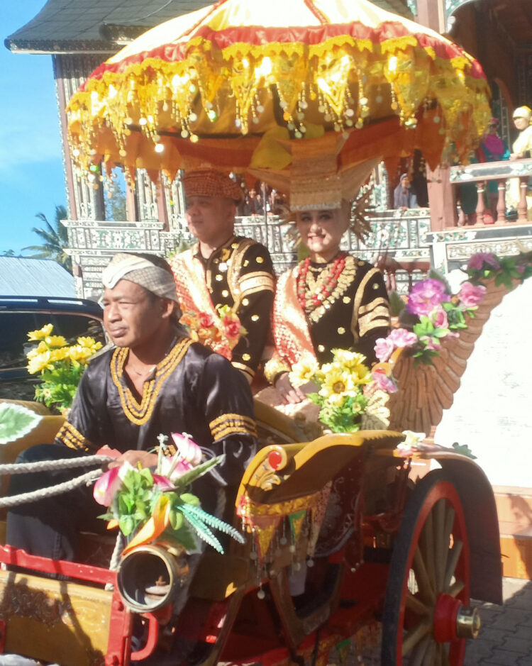 KUDA KENCANA—Kapolda Sumbar Tuangku Bandaro Alam Sati bersama Isteri menaiki kuda kencana menuju Istano Basa Pagaruyung, Jumat (1/7).