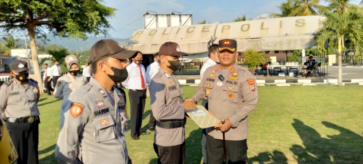 SERAHKAN PENGHARGAAN— Kapolres Sijunjung AKBP Muhammad Ikhwan Lazuardi menyerahkan penghargaan kepada personel yang berprestasi sesuai bidang dan fungsi masing-masing.