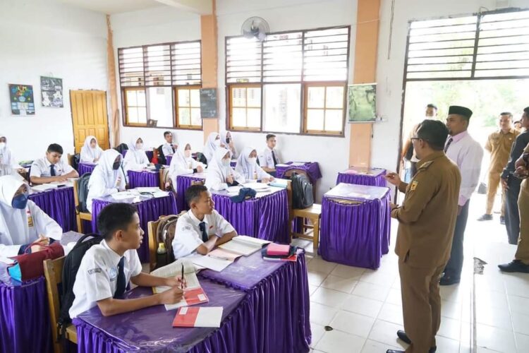 SIDAK SMP 5— Bupati Eka Putra berdialog dengan siswa siswi SMP 5 Batusangkar. saat sidak.