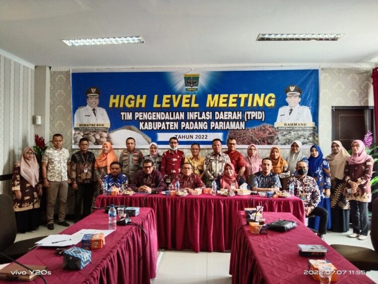 HIGH LEVEL MEETING— Tim Pengendalian Inflasi Daerah (TPID) Kabupaten Padangpariaman foto bersama usai kegiatan High Level Meeting.
