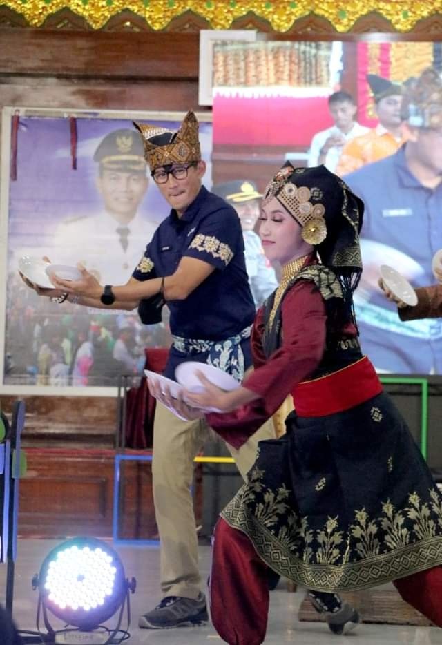 Menteri Motivasi Pelaku UMKM dan Seni di Kota Pariaman 1 BELAJAR MENARI—Menteri Pariwisata dan Ekonomi Kreatif Republik Indonesia (Menparekraf-RI) Sandiaga Salahuddin Uno belajar tari piring.