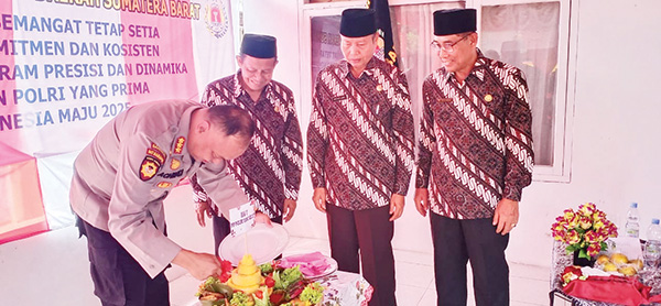 POTONG TUMPENG—Dir Samapta Kombes Pol Achmadi Sik saat potong tumpeng.