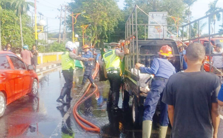 Mobil Pikap Terbakar di Jembatan GOR H Agus Salim 1 PEMADAMAN— Personil Unit BM Satlantas Polresta Padang Aipda Safaruddin dan Bripka Winaldo langsung ke TKP untuk membantu memadamkan dan evakuasi mobil yang terbakar.