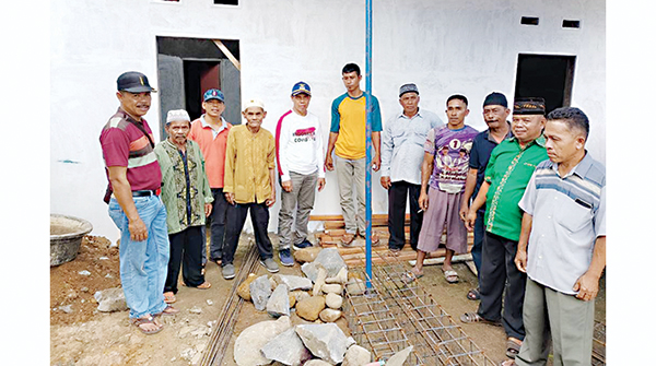 Mushalla Muhajirin Sungai Lareh Direnovasi, setelah 35 Tahun tak Diperbaiki 1 PELETAKAN BATU PERTAMA— Anggota DPRD Padang, Mukhlis ikut menghadiri peletakan batu pertama pembangunan Mushalla Muhajirin di Sungai Lareh, Kelurahan Lubuk Minturun, Kototangah, Minggu (25/7).