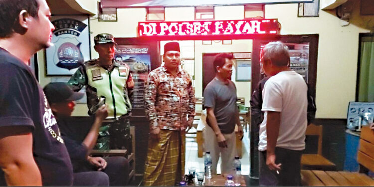 DIAMANKAN—Natrom yang mengaku Dewa Matahari saat diamankan di Polres Lebak, Banten.