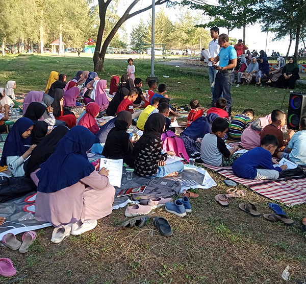 OLC Pariaman Berikan Sarana Kursus Bahasa Inggris Gratis untuk Generasi Muda 1 EVALUASI—Alwis Ilyas lagi evaluasi siswa siswi yang melaksanakan kursus bahasa Inggris.