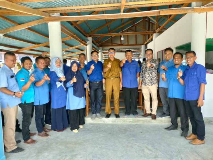 FOTO BERSAMA—Direktur Perusahaan Daerah Air Minum (PDAM) Kabupaten Padangpariaman Aminuddin foto bersama.