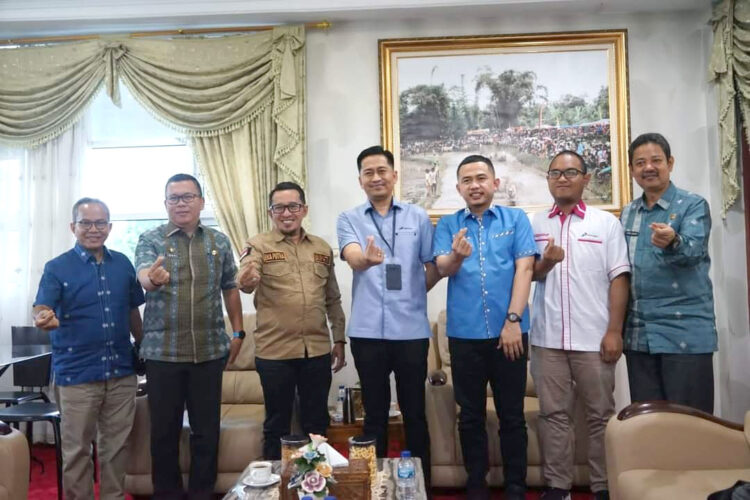 FOTO BERSAMA—Bupati Eka Putra dan staf foo bersama pihak pertamina usai kegiatan, kemarin.