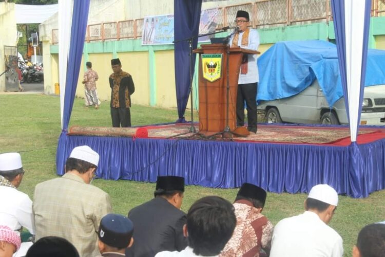 SAMBUTAN—Bupati Tanahdatar Eka Putra sampaikan sambutan terkait perayaan Idul Adha.